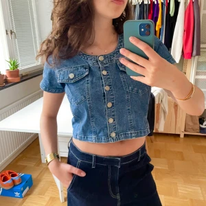 Jeans-tröja - Assnygg jeanströja i superbra skick från Stock House Jeanswear⭐️❤️i storlek M och man kan ha den som den är eller med en tröja under!