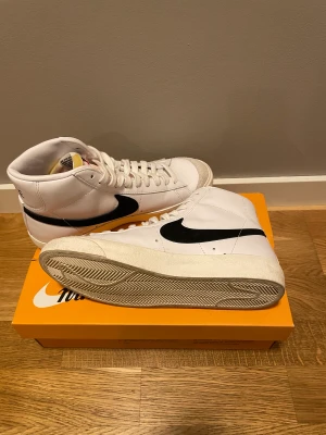 Nike Blazers ’77 - Ett par i princip helt oanvända Blazers. Använt dom totalt 2 ggr och det finns inga defekter. Pris går att diskutera