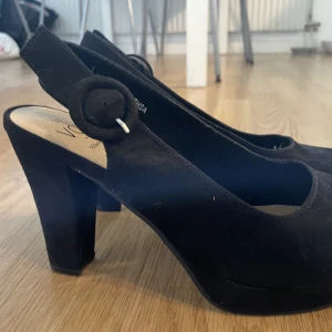 Svarta klackskor - Helt nya och bekväma klackskor i storlek 38. Bara testade i butik.