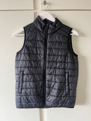 Svart väst - En svart väst från everest i storlek 146/152