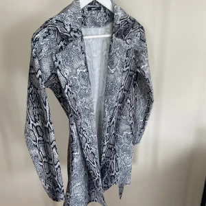 Jacka - Snake print tunn jacka/kappa.  