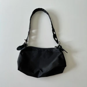 Svart liten väska - Svart liten väska. Längd: 28 cm. Höjd: 17 cm. Djup: 8 cm 🖤 Skriv privat för mer bilder! 
