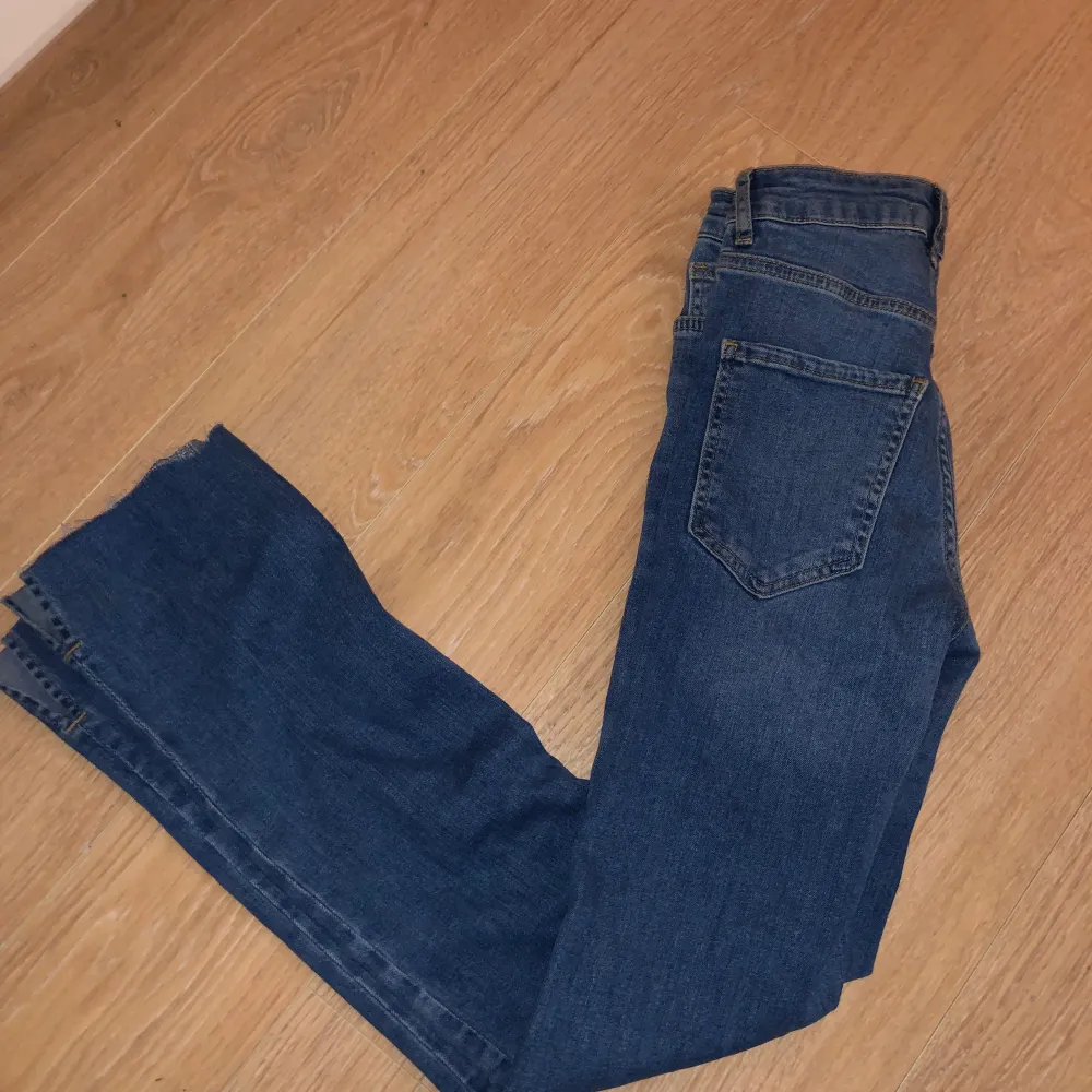 Blåa bootcut jeans med en liten slits nertill, passar Xxs & Xs Från Gina Tricot i bra skick Endast 50kr + frakt . Farkut & Housut.
