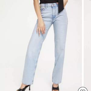 Ljusblåa jeans från Gina Tricot. Storlek 36. Notera ”Slitningar” vid slutet av byxbenen är en del av de flesta designerna på Gina Tricot jeans, inte från användning (se sista bild). Välanvända men inga defekter. 