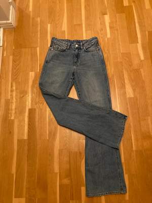 Bootcut jeans blå, högmidjade från Weekday. Innerlängd ben 80 cm. Midja 37x2 cm. Bra skick.