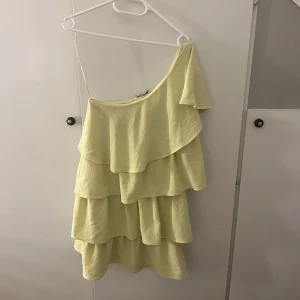 Gul klänning - Säljer min superfina gula klänning ifrån zara då den ej kommer till användning långre, storlek M💛