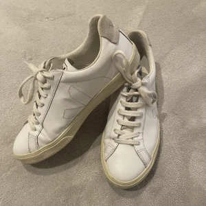 Veja🤍 - så coola skor från veja!🤍 lätta att styla!👌🏼👌🏼 bra skick☺️☺️