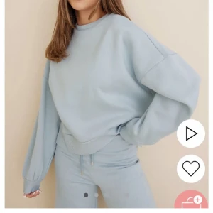 Sweatshirt - Säljer en oversize sweatshirt från Nelly som är oanvänd! Storlek XS men passar även S/M🥰