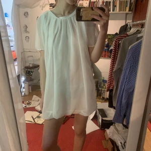 Vit tunn klänning - Tunn genomskinlig klänning, typ nattlinne. Jättesöt modell!!