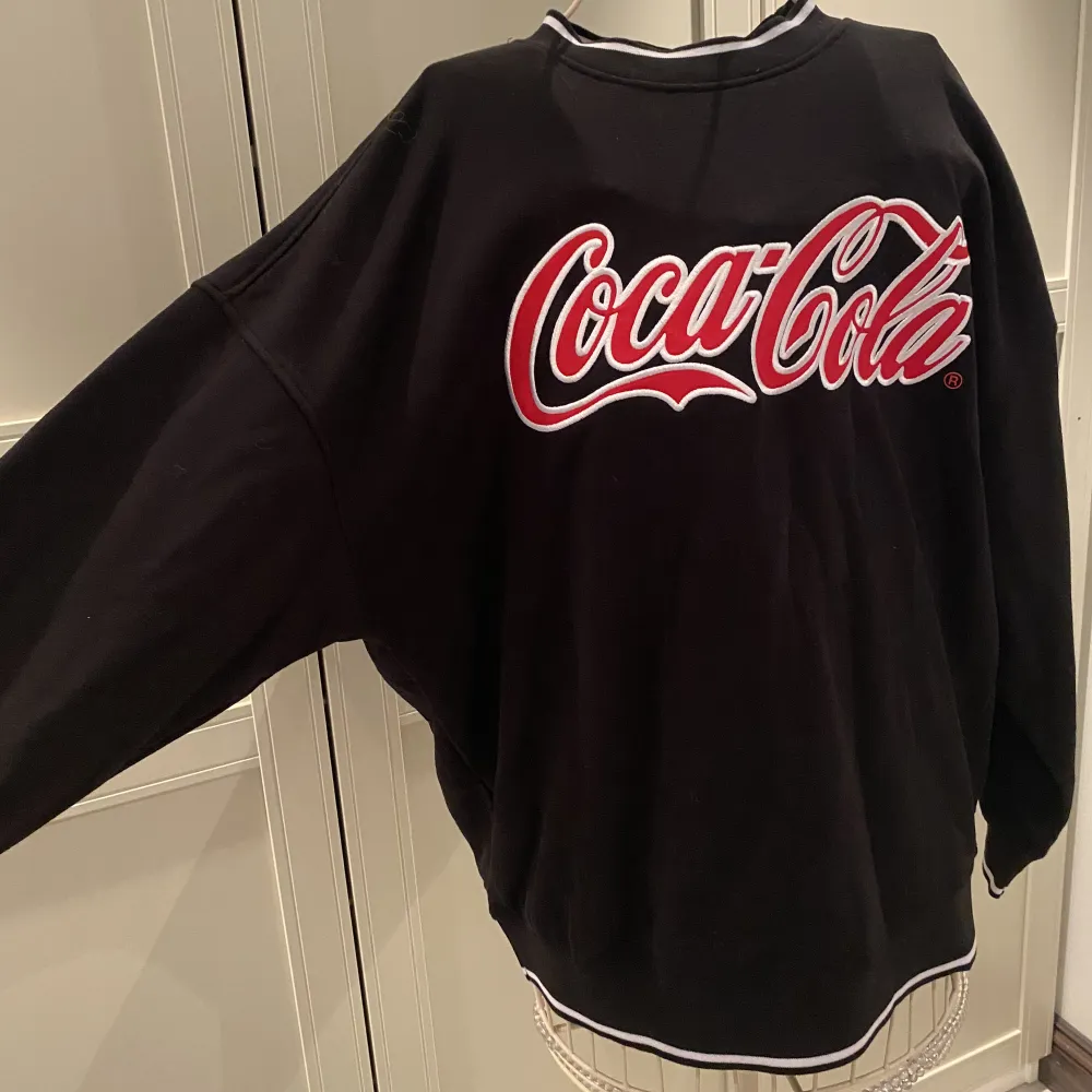 Cool Coca-Cola tröja i nyskick!! Säljer då den inte kommit till användning efter jag fick den. Skriv för fler bilder eller frågor!. Hoodies.