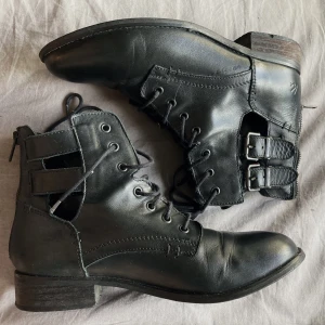 Skor i läder  - Köpta second hand så är inte i nyskick men har inga större defekter