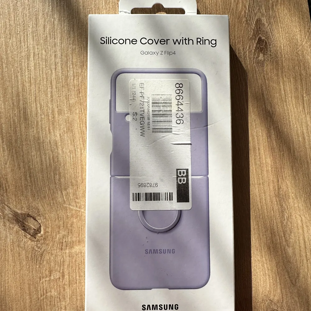 Säljer ett helt nytt oanvänt Samsung z flip 4 skal pga dumma beslut. Förpackningen är inte öppnat. . Accessoarer.