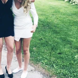 Vit klänning - Vit långärmad klänning som går omlott