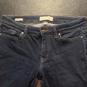 Säljer ett par snygga, knappt använda Calvin Klein jeans i storlek 6. Perfekta för att uppgradera din stil!