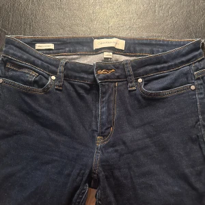 Calvin Klein jeans - Säljer ett par snygga, knappt använda Calvin Klein jeans i storlek 6. Perfekta för att uppgradera din stil!