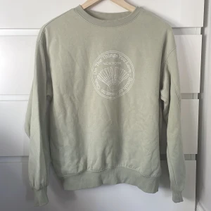 Sweatshirt - Jätte fin tröja med tryck, fint skick, liten,liten fläck på framsidan (bild 3) som knappt syns, fortfarande skön inuti! Och använd max 3ggr💚
