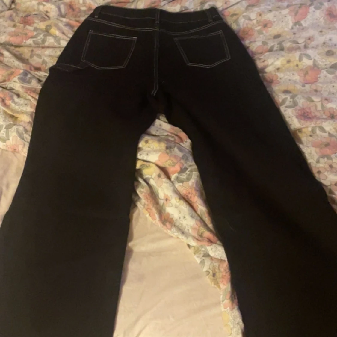 Säljer dessa dem e helt nya men inte min typ av byxor.  - 90