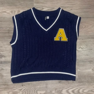 Varsity väst - Säljer då den inte används. Använd fåtal gånger och i mycket fint skick. Storlek L och sitter snyggt ovetsized på mig som är 175.