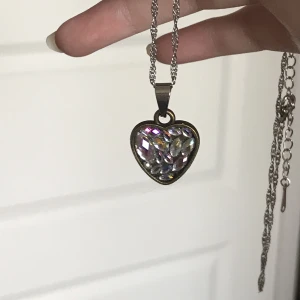 Hjärtformat halsbandshänge  - Hjärtformat halsbandshänge. Nytt oanvänt och handgjort. Kontakta gärna vid frågor, har också andra smycken på min profil.