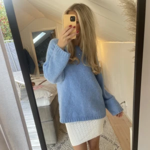 Blå tröja  - Säljer min superfina blåa oversized tröja från bik bok i storlek S. Den är helt slutsåld på hemsidan 💙 endast använd 1 gång så är helt i nyskick! Säljer därav för nypris :)