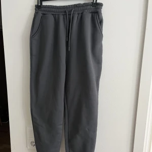 Mjukisbyxor  - Gråa mjukisbyxor, aldrig använda.