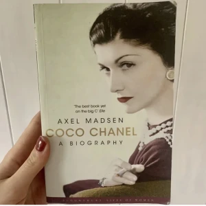 Bok - Biografi skriven om Coco Chanels liv. Så bra! På engelska. Kan nog fixa billigare frakt.  Kom gärna med prisförslag 💕