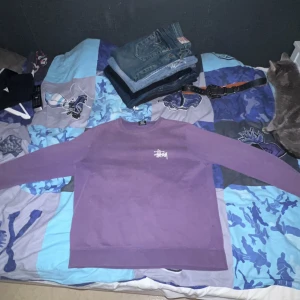 Stussy tröja  - **STÜSSY TRÖJA**säljer min Stüssy tröja som jag inte  använder längre, original pris 1,594kr storlek S, den är i bra skick, kontakta mig vid intresse för snabb och enkel affär, köparen står för frakt, möjligt att mötas upp i Gävle!! Pris kan diskuteras!!!