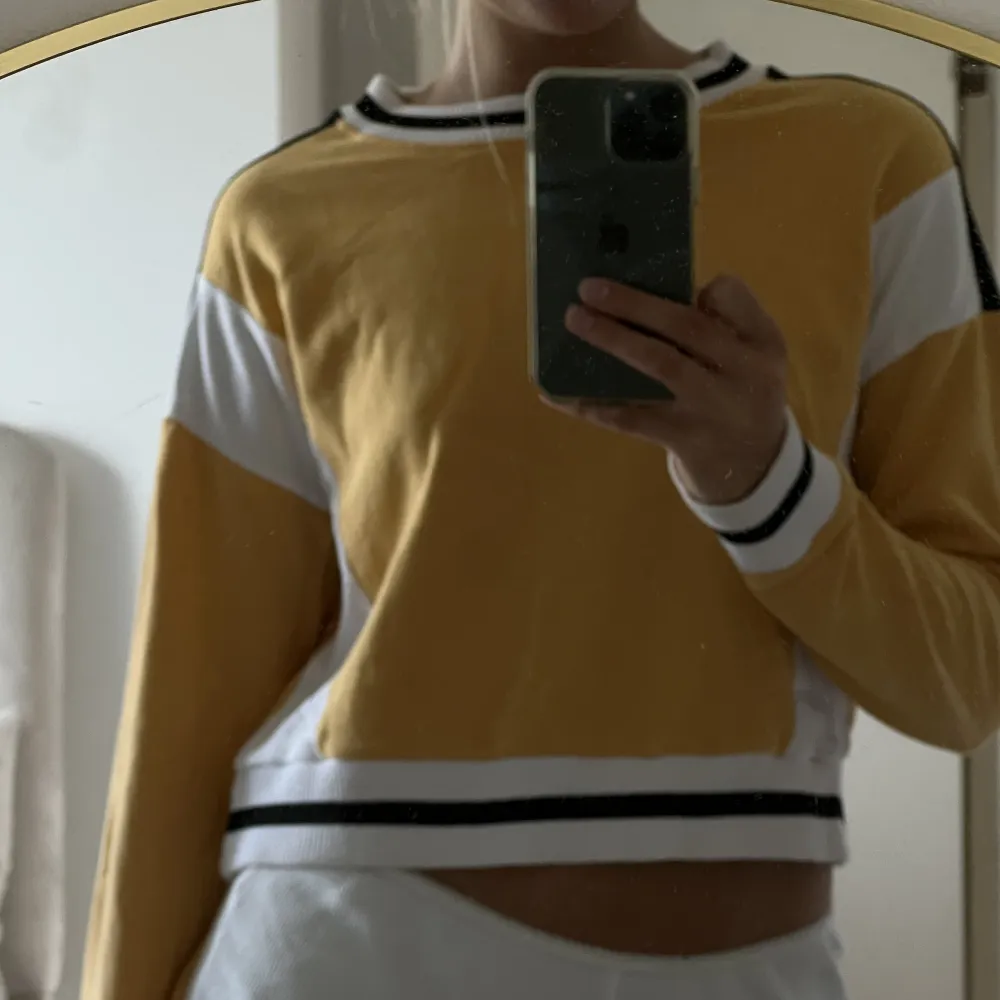 Rätt random men så snygg gul/svart/vit tröja från Hollister. SÅ SKÖN!!!. Tröjor & Koftor.