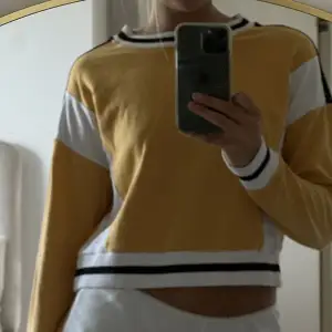 Rätt random men så snygg gul/svart/vit tröja från Hollister. SÅ SKÖN!!!