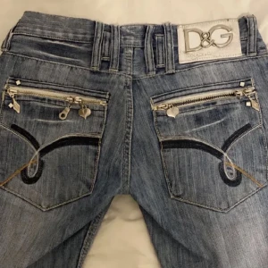 Lågmidjadde jeans  - Lånade bilder! Köpte här på Plick men dom är tyvärr för små för mig. Men skit snygga å i bra skick💕