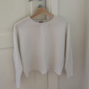 Tröja  - En vit tröja från Ginatricot 