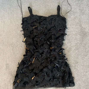 Festlig glittrig klänning - Jätte söt klänning använd 1-2 gånger max. Säljer på grund av att jag inte använder den mycket. Köptes för flera år sedan men är i bra skick! Skriv för mer info och för fler bilder!