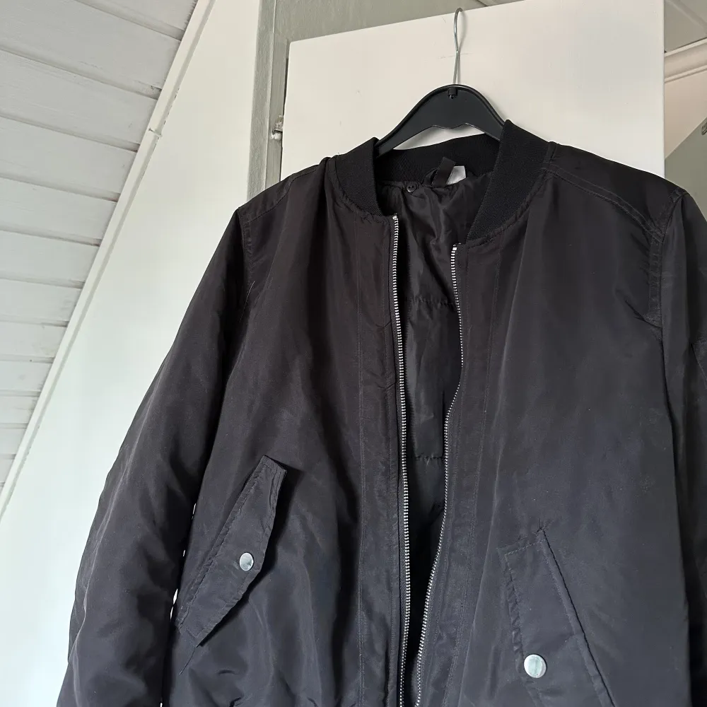 Svart bomberjacka från h&m i fint skick. Takit.