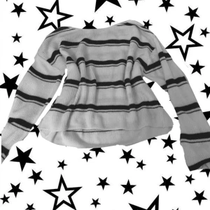 Randing stickad tröja  - Super gullig stickad tröja!!! Som är vit o svart randig