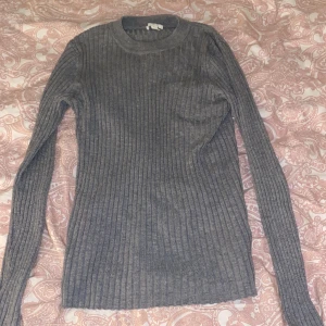 Grå tröja  - Varm och fin grå tröja från h&m, använd få gånger. Den är i superfint skick, ser ny ut.
