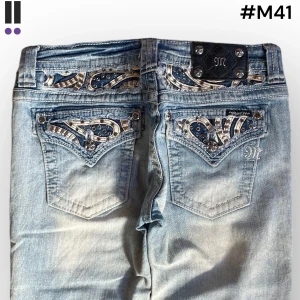 M41 lågmidjade bootcut missme jeans  - M41 MissMe jeans i model Boot 💜 Tag 28W 💜Midja (rakt över) 37cm 💜 Innerben 86cm 💜 Ytterben 107cm 💜 Benöppning 22cm 💜 Några stenar har lossnat, litet hål i benöppning, fläckar baksida 💜Våra mått blir W=29 och L=33 💜 Men jämför alltid måtten med ett par jea
