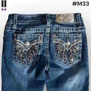 M33 lågmidjade bootcut missme jeans  - M33 MissMe jeans i model Boot 💜 Tag 25W 💜Midja (rakt över) 33cm 💜 Innerben 75cm 💜 Ytterben 99cm 💜 Benöppning 20cm 💜 saknar stenar 💜Våra mått blir W=25 och L=29 💜 Men jämför alltid måtten med ett par jeans som sitter bra 💜