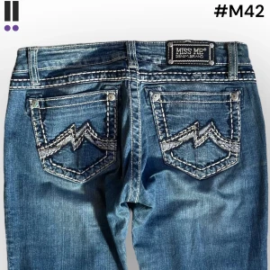M42 lågmidjade bootcut missme jeans  - M42 MissMe jeans i model Boot 💜 Tag 28W 💜Midja (rakt över) 40cm 💜 Innerben 82cm 💜 Ytterben 106cm 💜 Benöppning 22cm 💜  💜Våra mått blir W=31 och L=32 💜 Men jämför alltid måtten med ett par jeans som sitter bra 💜