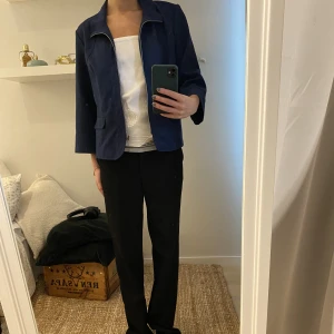 Jacka - Denna sjukt snygga, marinblå jacka. Så snygg till en basic outfit!🙏🏽