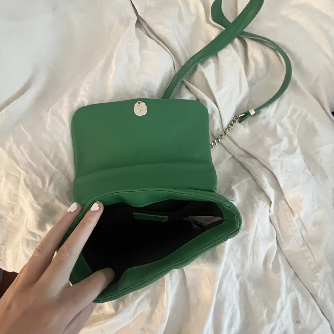 Grön väska med nitar från Zara - 90