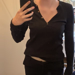 Långärmad tröja - Långärmad ribbad tröja från zara. I nyskick, skriv gärna i dm för frågor och bilder 💕