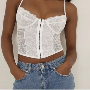 Corset - Vit spets korset från NA-KD i storlek xs. Finns ej att köpa längre. I fint skick!!💕