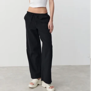 Svarta linnebyxor  - Slutsålda linnebyxor från Gina tricot. De är inte genomskinliga och oanvända med lappen kvar. 🤍 Skriv privat för fler bilder ☁️