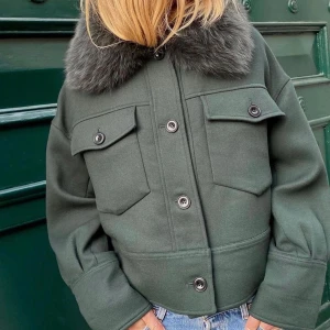 Meotine - Säljer min så fina meotine jacka i färgen grön💚mycket bra skick och så snygg! 