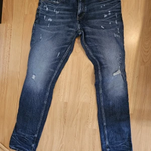 Tommy Hilfiger jeans - Köpta på Boozt, aldrig använda då de är för stora. 32/32. Nypris 1199.