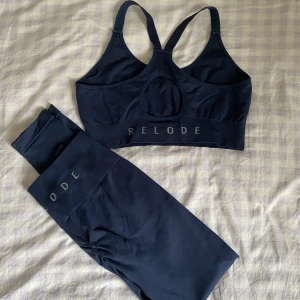 Träningsset Relode - Säljer mitt fina set från Relode. Använt kanske 5 gånger totalt så är nästintill i nyskick. Superskönt och ger snygg figur, tightsen har scrunch. Säljer då dom inte kommer till användning så ofta💕 Nypris för tights: 699kr Nypris för topp: 449kr 