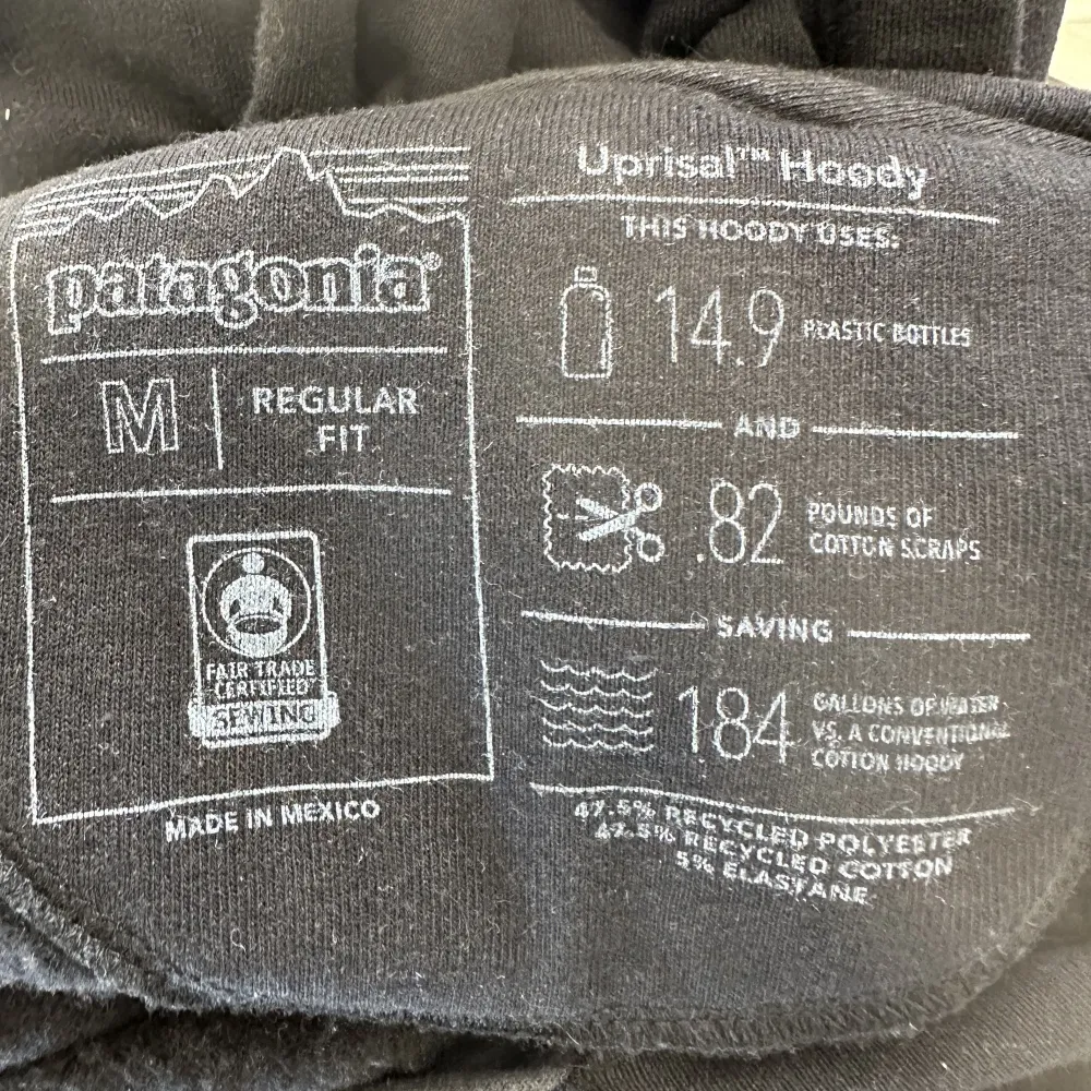 Patagonia hoodie i storlek M, använd fåtal gånger utan tecken av användning. Nypris ligger den på cirka 999 kr. Hoodies.
