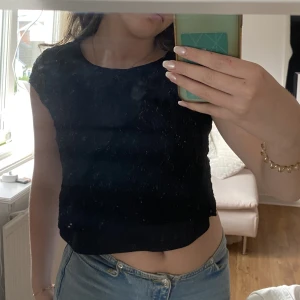 Svart spetstopp - Svart topp med guldigt glitter, öppen i ryggen. Skriv dm för frågor💘