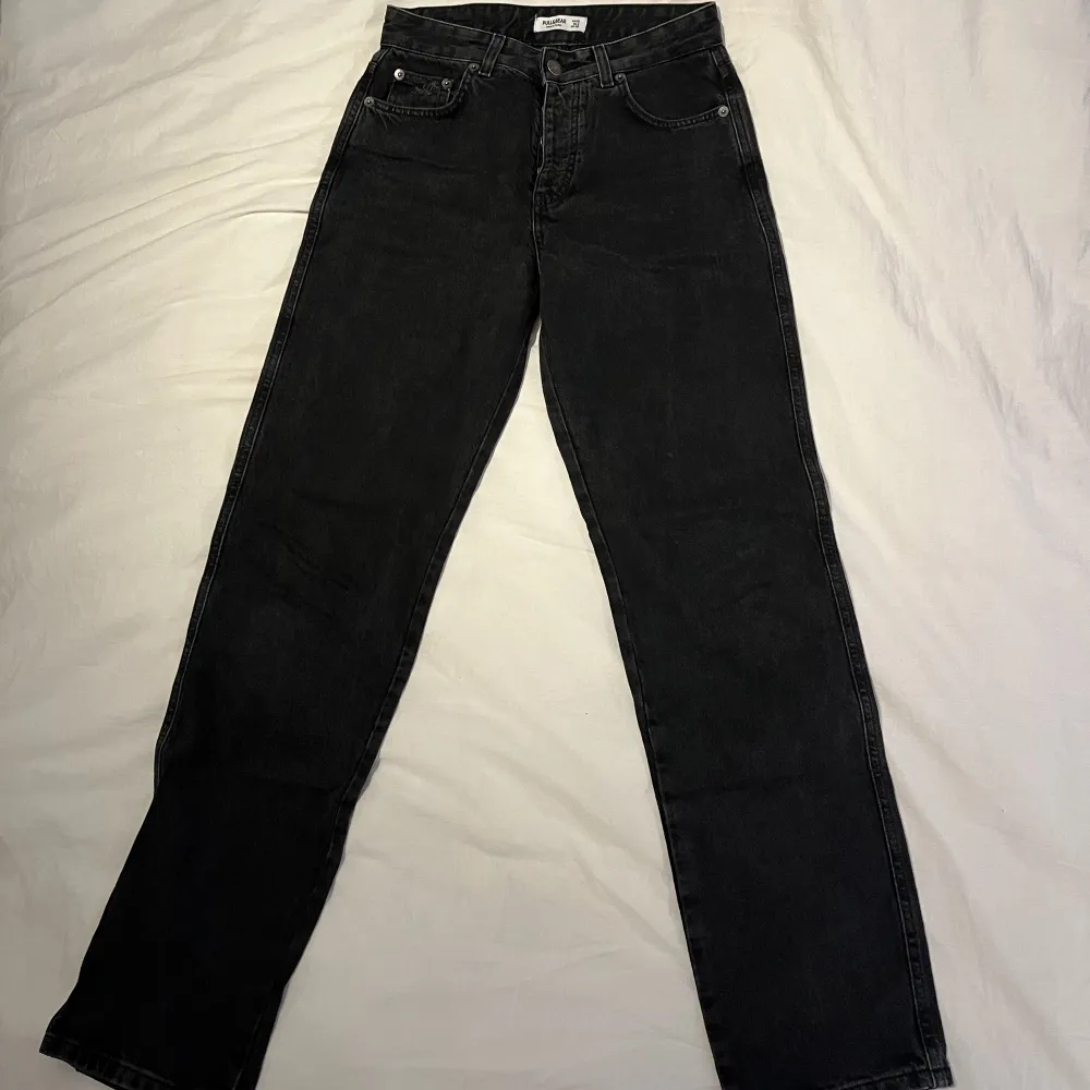 Svarta jeans från pull&bear. De är rätt högmidjade och är straight leg. Hör av dig om du vill ha fler bilder🤍. Jeans & Byxor.