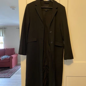 Kappa - Jag är 170 cm och den går ungefär till mitten av mina vader :)